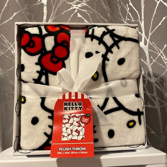 Hello Kitty Other - BNWT Hello Kitty Plush Throw